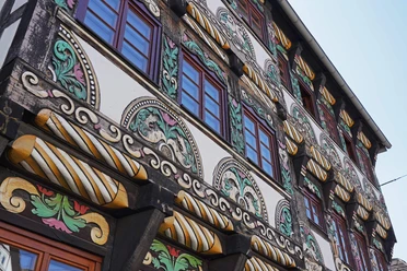 hx-haushorstkotte-thomashampel-4 Detailaufnahme von farbigem Schnitzwerk an historischem Fachwerkhaus