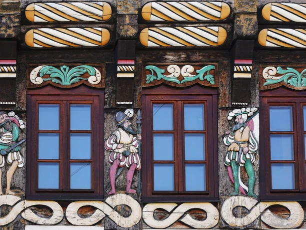 Detailaufnahme von farbigem Schnitzwerk an historischem Fachwerkhaus