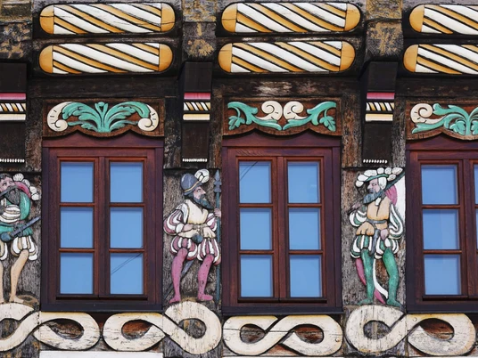 hx-haushorstkotte-thomashampel-2 Detailaufnahme von farbigem Schnitzwerk an historischem Fachwerkhaus