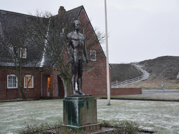 "Der nackte Mann" vor der Lister Kurverwaltung Zehnkämpfer vor der Lister Kurverwaltung und Gemeinde List auf Sylt