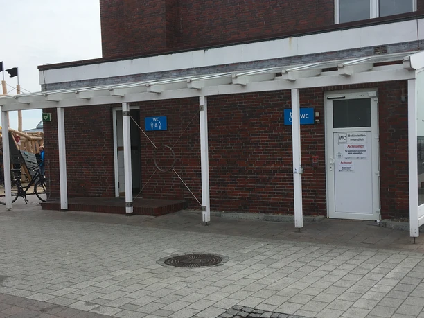 Toiletten am Lister Hafen Öffentliche Toiletten am Lister Hafen inkl. Behinderten-WC