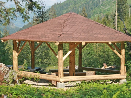 Waldpavillon in mitten wilder Natur