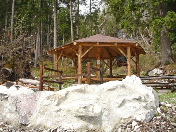 Im Waldpavillon im Meniggrund finden bis zu 25 Personen platz