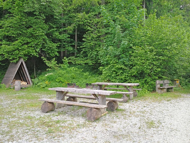 Feuerstelle mit Tischen und Bänken