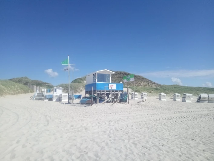 FKK Strand List auf Sylt FKK-Strand List auf Sylt mit Rettungsschwimmerstand