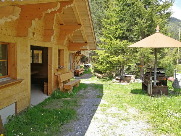 Feuerstelle mit urchiger Grillhütte