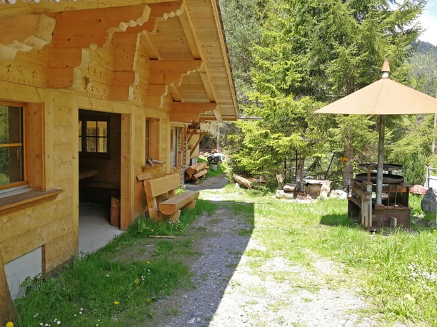 Hütte im Chaletstil mit Feuerstelle