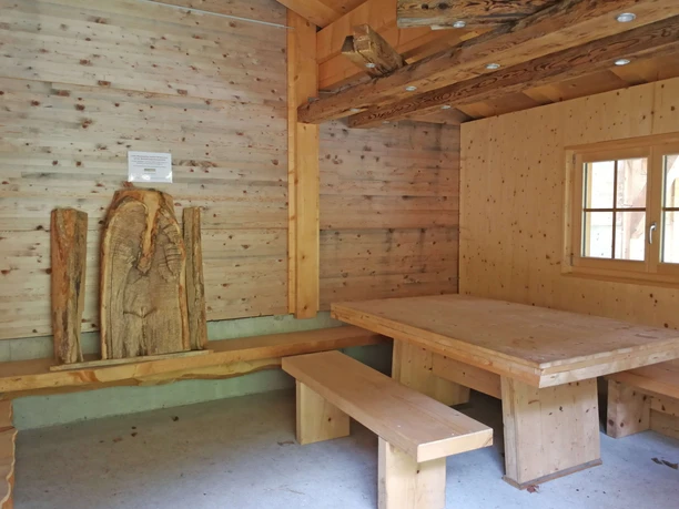 Grosser Tisch im Innern der Hütte