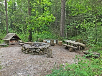 Belle étable à viande au bord du ruisseau