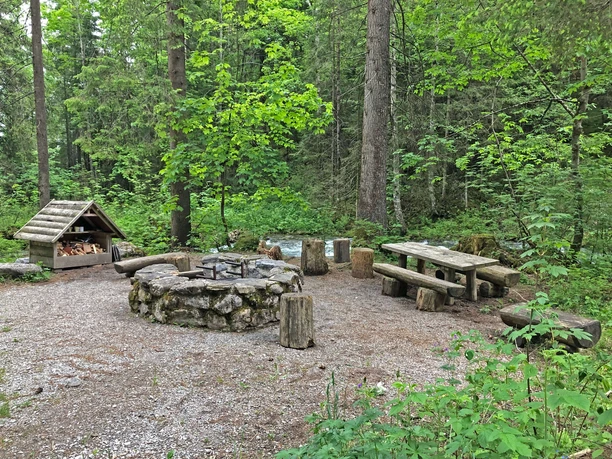Belle étable à viande au bord du ruisseau