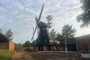 Windmühle Margaretha, Hemmingstedt Historische Windmühle mit Nebengebäuden im Hof