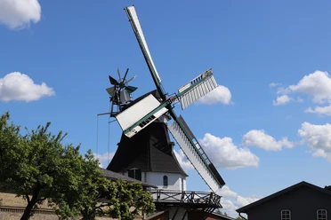 Windmühle Aurora Windmühle Aurora mit breiten Flügeln im Licht
