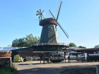 Windmühle Anna Große Windmühle mit Lagerhof und blauem Himmel