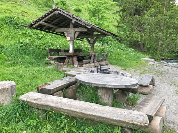 Table avec quatre bancs et une table couverte