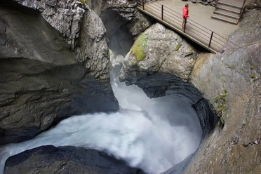 stechelberg-truemmelbachfaelle-wasser-steine-plattform
