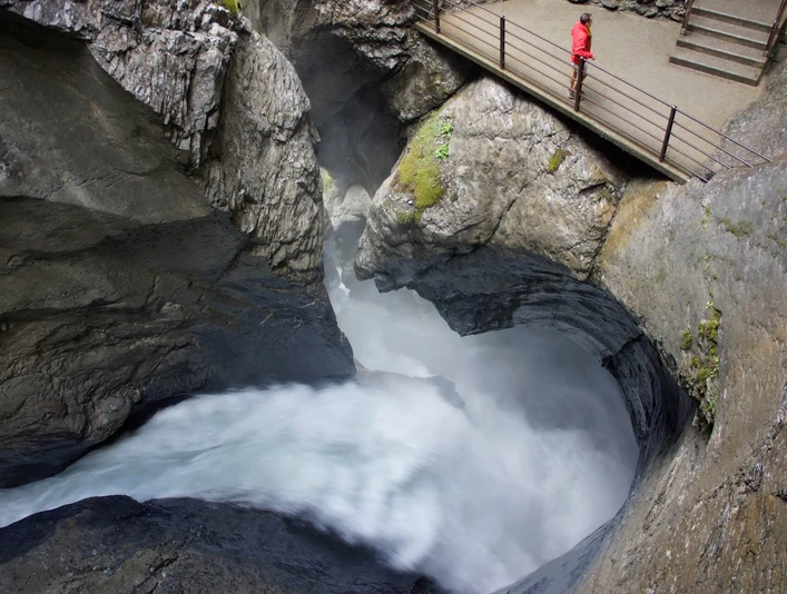 stechelberg-truemmelbachfaelle-wasser-steine-plattform