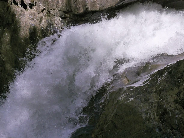 stechelberg-truemmelbachfaelle-wasser