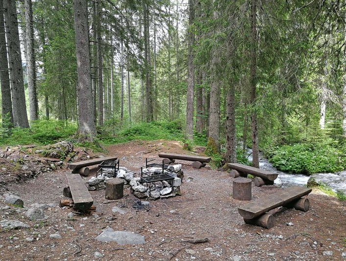 Feuerstelle Grimmimutz mitten im Wald direkt neben dem Bach