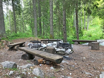 Plusieurs barbecues et places assises sont disponibles