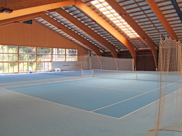 Bright and friendly indoor tennis court in the Wiriehorn sports hall