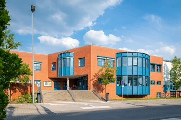 Emslandhallen Lingen Backsteinbau mit blauen Fensterfronten und breiter Treppe vor den Emslandhallen in Lingen.