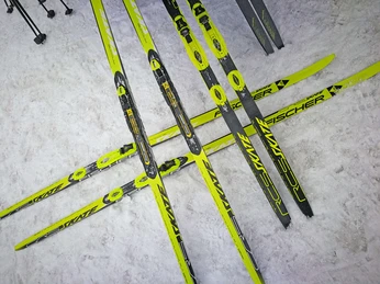 Die Langlaufskis bereit für ihren Einsatz Auf verschneitem Boden liegen gelbe Langlaufskis gekreuzt übereinanderYellow cross-country skis lie crossed over each other on the snow-covered groundSur un sol enneigé, des skis de fond jaunes sont croisés les uns sur les autres