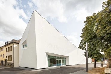 Moderne, minimalistische Fassade des Leopold-Hoesch-Museums in Düren mit weißer, geometrischer Architektur.