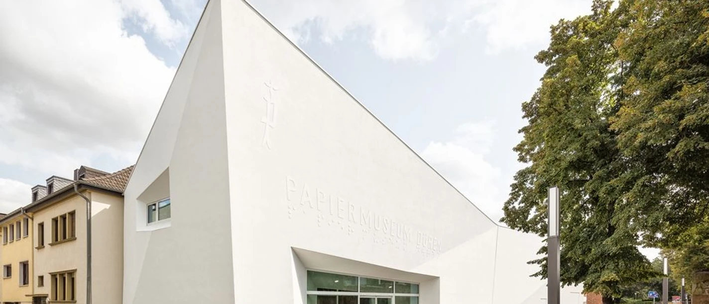 Moderne, minimalistische Fassade des Leopold-Hoesch-Museums in Düren mit weißer, geometrischer Architektur.