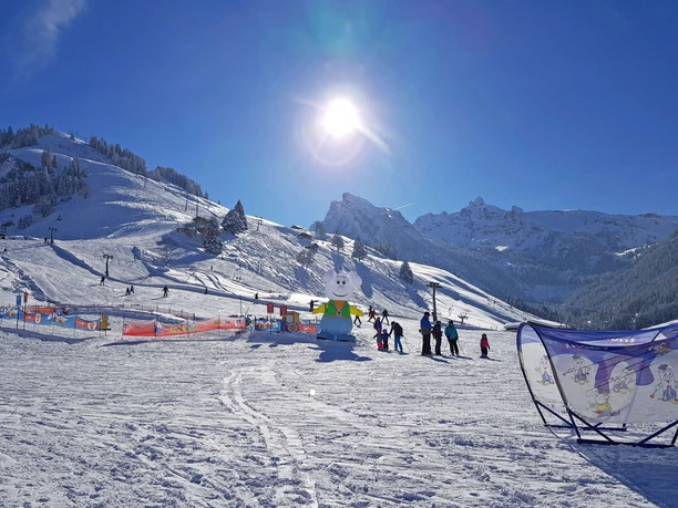Begegne dem lustigen Schneehasen Snowli auf dem Schneespielplatz Kinderskibereich auf der Grimmialp