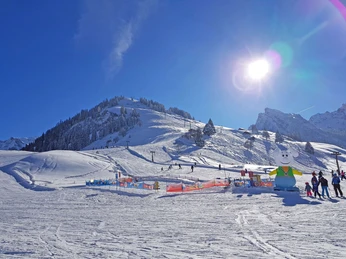 Schneespielplatz Schlaraffenland und im Hintergrund der Kinderskilift Egg