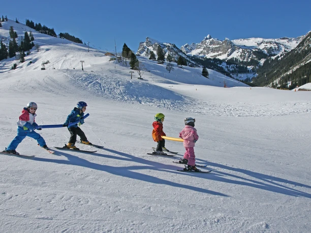 Spass mit anderen Kindern in der Skischule Grimmialp