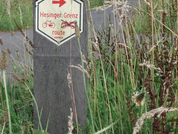 Hesinger Grenzroute altes Bild Ausschilderung.JPG