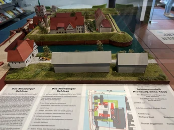 Schlossmodell Modell des Nienburger Schlosses zeigt detailgetreu die historische Architektur und Lage am Wasser.