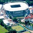 Gerry Weber Stadion in Halle Westfalen Luftaufnahme des Gerry Weber Stadions in Halle Westfalen, umgeben von Tennisplätzen und Grünflächen.