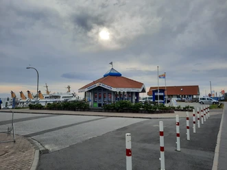 Adler-Schiffe Pavillon am Hörnumer Hafen