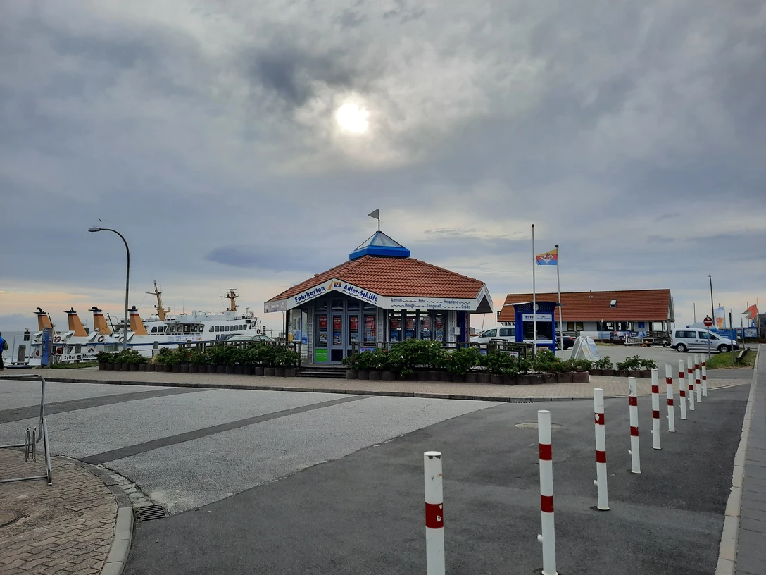 Adler-Schiffe Pavillon am Hörnumer Hafen