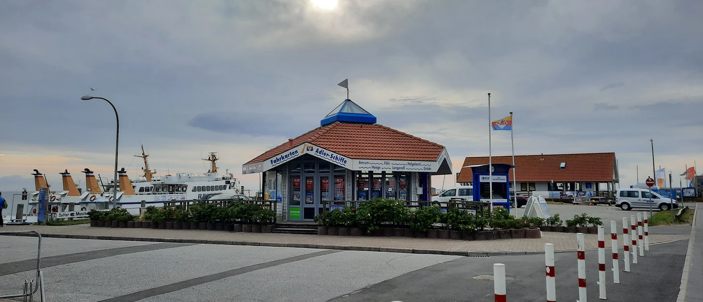 Adler-Schiffe Pavillon am Hörnumer Hafen