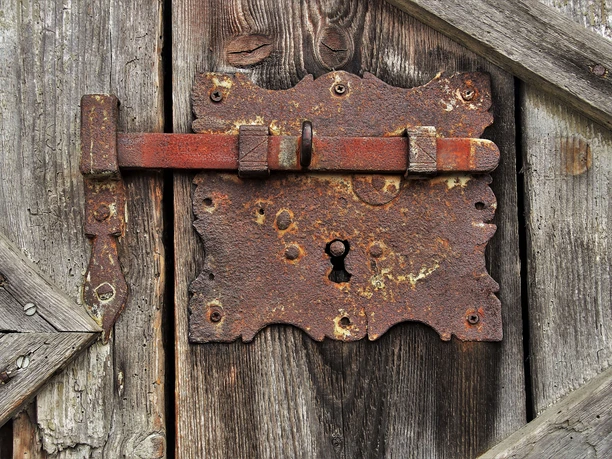 Vieille porte d'écurie à la ferme Serrure rouillée sur une porte en bois