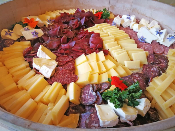 Plateau de viande et de fromages en provenance directe de l'alpage, arrangé avec amour