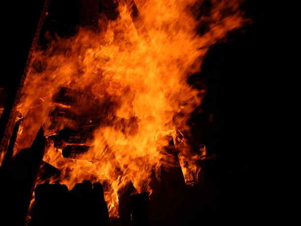 Grosses Holzfeuer in der Nacht