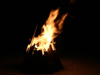 Feu de bois dans le Parc naturel du Diemtigtal