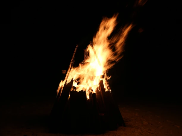Un grand incendie dans la nuit