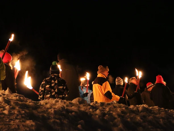 Fackeln erhellen die klirrend kalte Winternacht