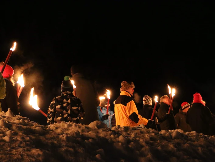 Fackeln erhellen die klirrend kalte Winternacht