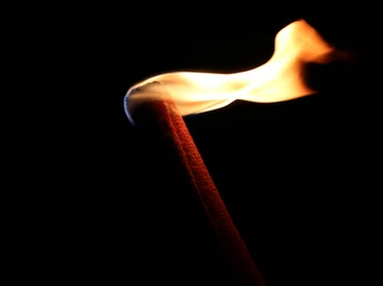 Une flamme qui réchauffe dans le froid