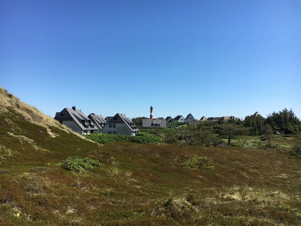 Grünes Tal mit Blick auf den Hörnumer Leuchtturm