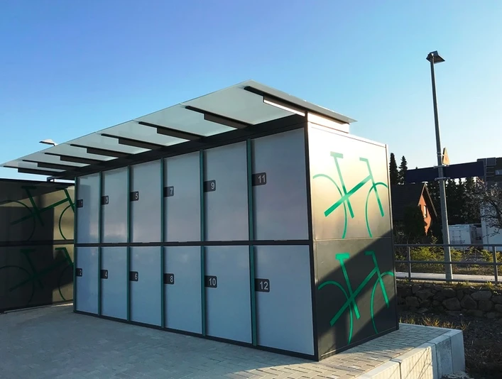 Bike-and-Park-Box am Bahnhof Schloß Holte Fahrradboxen am Bahnhof Schloß Holte, nummeriert und verschließbar, bieten sicheren Stellplatz.