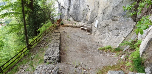 wilderswil-ruine-rothenflug-wanderweg-fruehling