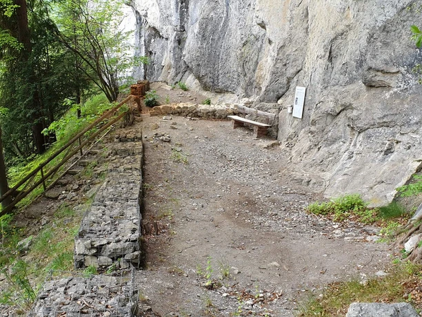 wilderswil-ruine-rothenflug-wanderweg-fruehling