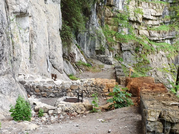 wilderswil-ruine-rothenfluh-braetelstelle-fruehling-wanderweg